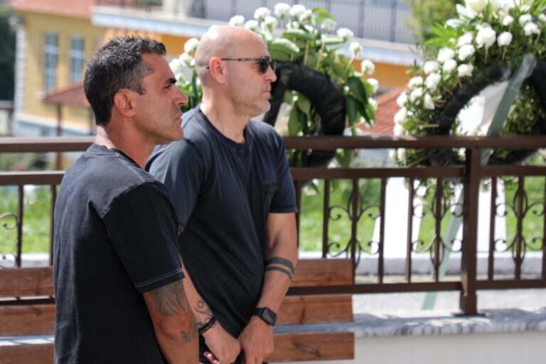 Παρασκευάς Άντζας: Σε κλίμα οδύνης το τελευταίο αντίο – Συγγενείς, φίλοι και πρώην συμπαίκτες στην κηδεία του [Εικόνες]