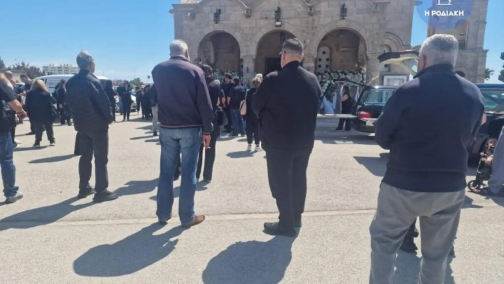 Ρόδος: Θρήνος στην κηδεία μητέρας και κόρης που σκοτώθηκαν σε τροχαίο [Εικόνες]