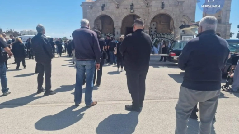 Ρόδος: Θρήνος στην κηδεία μητέρας και κόρης που σκοτώθηκαν σε τροχαίο [Εικόνες]