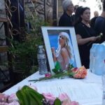 Γωγώ Μαστροκώστα: Θρήνος στο Ευηνοχώρι Αιτωλοακαρνανίας – Τάφηκε δίπλα στον πατέρα της [Βίντεο]