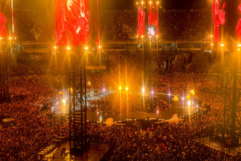 Οι Metallica έπαιξαν «Τρύπες» και Μίκη Θεοδωράκη στο ΟΑΚΑ [βίντεο]