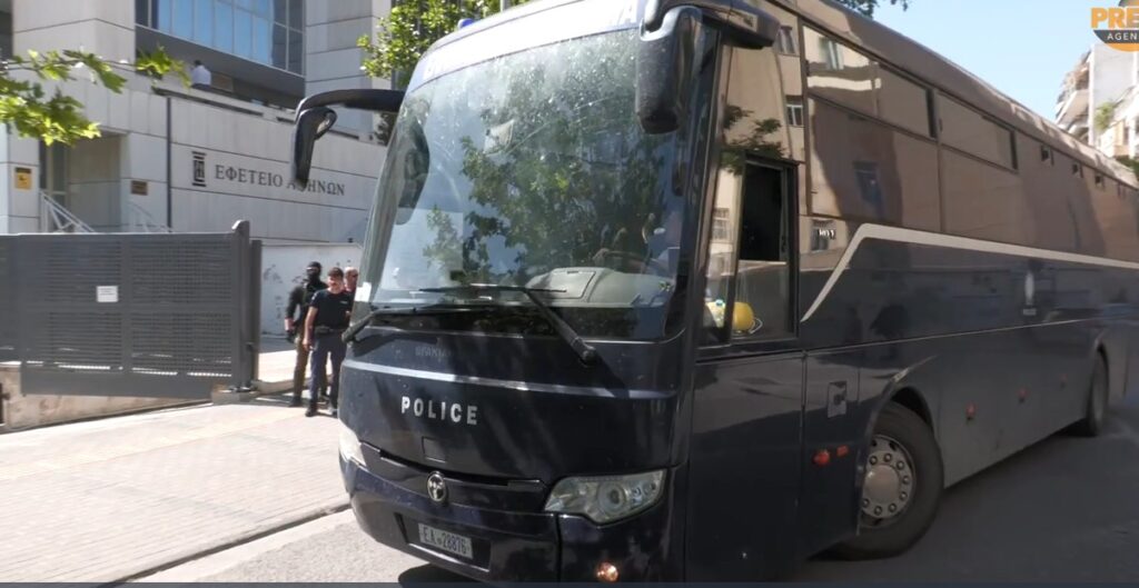 ΟΠΕΚΕΠΕ: Στην Αθήνα οι 17 συλληφθέντες από τη βόρεια Ελλάδα – Η μεταγωγή τους στην Ευρωπαϊκή Εισαγγελία