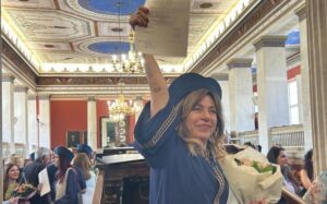Δήμητρα Παπαδοπούλου: Πήρε το πτυχίο Αγγλικής Φιλολογίας στα 63 της – «Μπαμπά το πήρα»