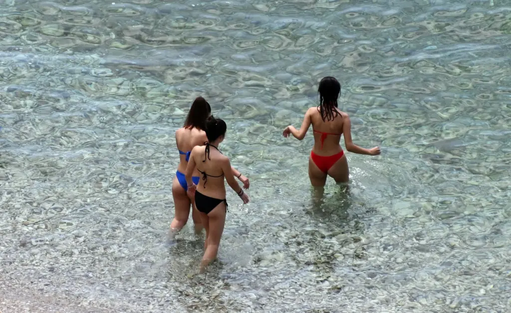 Αττική: Ποιες παραλίες είναι «καθαρές» και ποιες ακατάλληλες για κολύμπι – Η «μαύρη» λίστα του ΠΑΚΟΕ