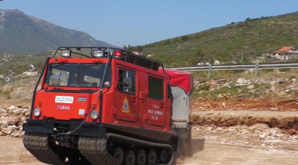 «Δια Πυρός 2026»: Καναντέρ, δασοκομάντος, drones, ερπυστριοφόρα – Μεγάλη άσκηση της Πυροσβεστικής στη Μάνδρα