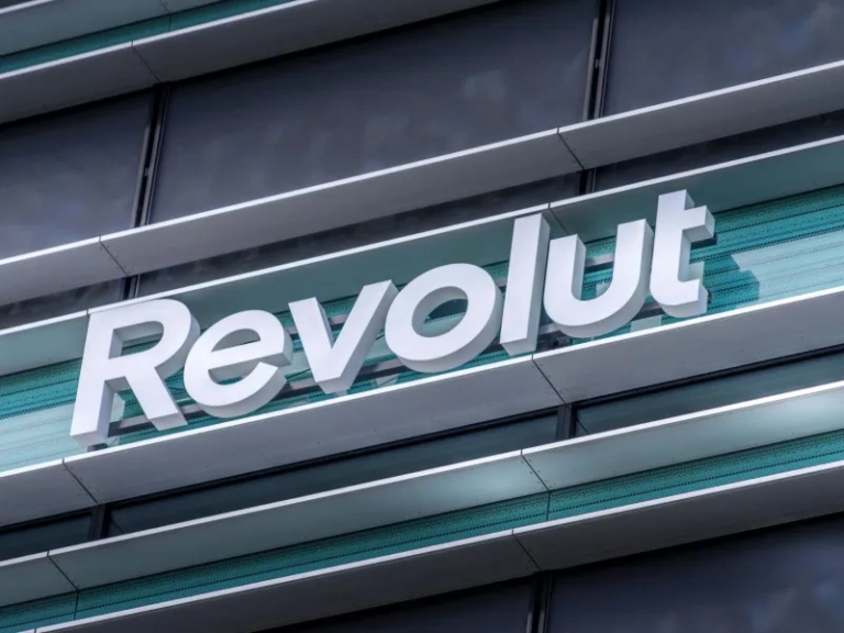 Revolut: Παγκόσμιο «μπλακ άουτ» – Δεν λειτουργούν ούτε οι κάρτες – Προβλήματα σε πληρωμές και μεταφορές χρημάτων