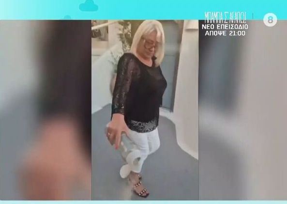 Σαντορίνη: Τουρίστρια κρατά μία τεφροδόχο και πετά την τέφρα στα σοκάκια του νησιού [Βίντεο]