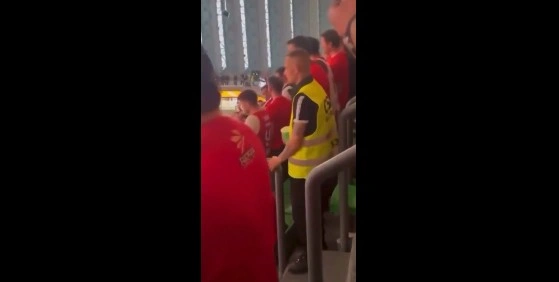 Ολυμπιακός-Φενέρμπαχτσε: Ο σεκιούριτι που ξέχασε τη δουλειά του και… ντύθηκε οπαδός – Το