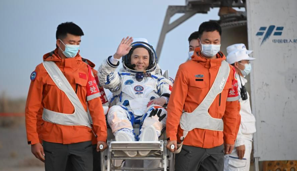 Κίνα: Επέστρεψε με επιτυχία η αποστολή Shenzhou-21 – Το τριμελές πλήρωμα είναι καλά στην υγεία του