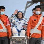 Κίνα: Επέστρεψε με επιτυχία η αποστολή Shenzhou-21 – Το τριμελές πλήρωμα είναι καλά στην υγεία του