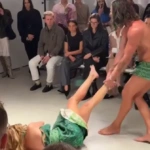 Σάλος στην εβδομάδα μόδας του Σίδνεϊ με το show του Ελληνοαυστραλού σχεδιαστή – Μοντέλο έσερνε γυναίκα σαν «άψυχο σώμα»