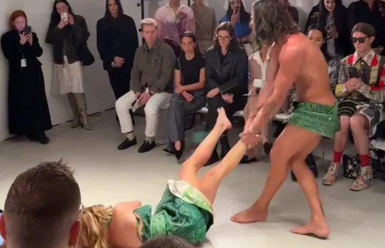 Σάλος στην εβδομάδα μόδας του Σίδνεϊ με το show του Ελληνοαυστραλού σχεδιαστή – Μοντέλο έσερνε γυναίκα σαν «άψυχο σώμα»