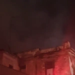 Φωτιά σε εγκαταλελειμμένο κτίριο στο Κουκάκι – Στο σημείο η Πυροσβεστική