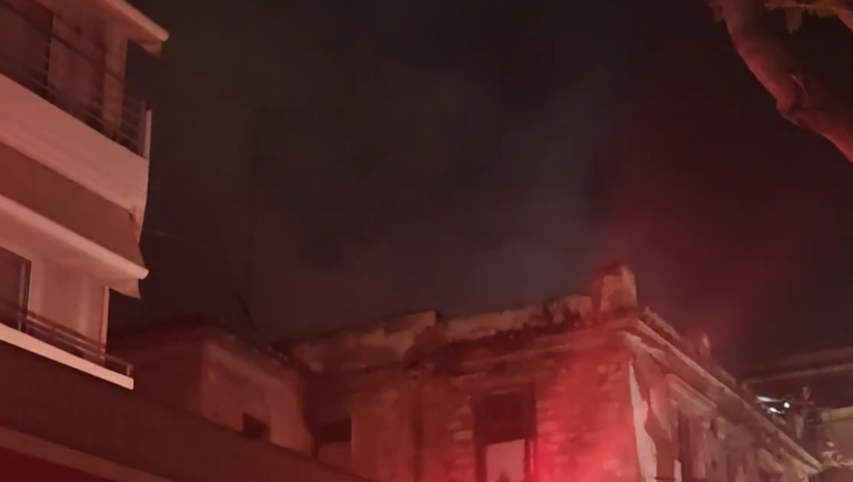 Φωτιά σε εγκαταλελειμμένο κτίριο στο Κουκάκι – Στο σημείο η Πυροσβεστική