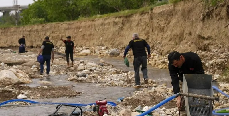 «Κυνήγι» χρυσού στα ποτάμια του Αιγαίου: Ομάδες πολιτών στα social media ψάχνουν πολύτιμα κοιτάσματα στα τουρκικά παράλια