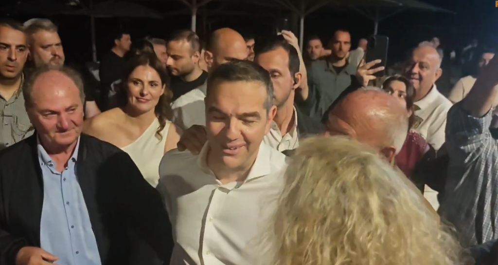 Μπέττυ Μπαζιάνα: Στο πλευρό του Αλέξη Τσίπρα στα αποκαλυπτήρια του νέου κόμματός του – Η total white εμφάνιση που «τράβηξε» τα βλέμματα