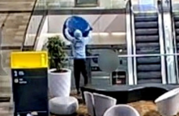 Ανήλικος πέταξε πολυθρόνα 15 κιλών από όροφο εμπορικού κέντρου – Παραλίγο τραγωδία στο Λονδίνο