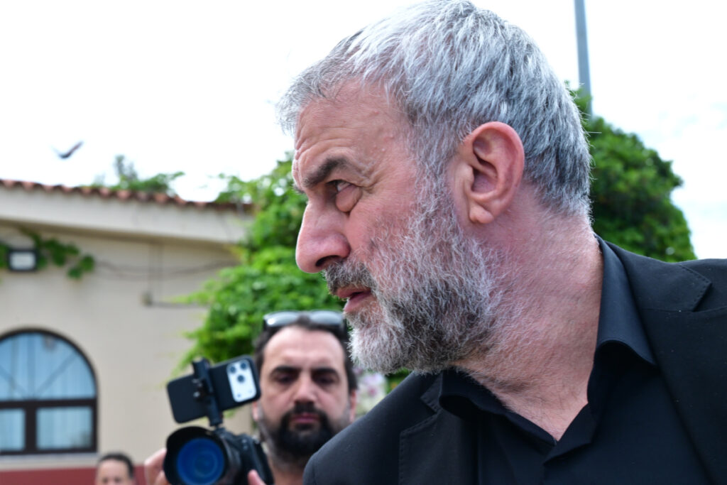 Γωγώ Μαστροκώστα: Συντετριμμένος ο Τραϊανός Δέλλας στην κηδεία – Τραγική φιγούρα η μητέρα της