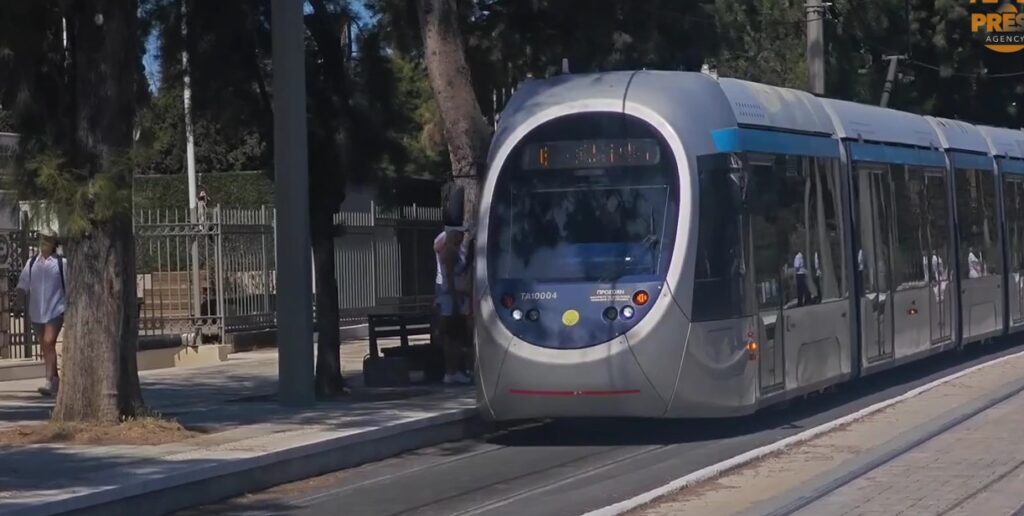 Σοβαρό τροχαίο στο Φάληρο: Τραμ συγκρούστηκε με δίκυκλο – Τραυματίστηκε ανήλικος