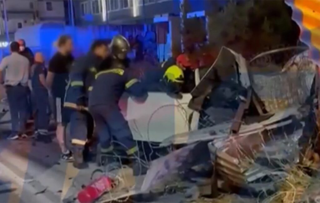 Σοκαριστικό τροχαίο στη Λεωφόρο Πεντέλης: 18χρονος χωρίς δίπλωμα καρφώθηκε σε πεύκο – Διαλύθηκε το α