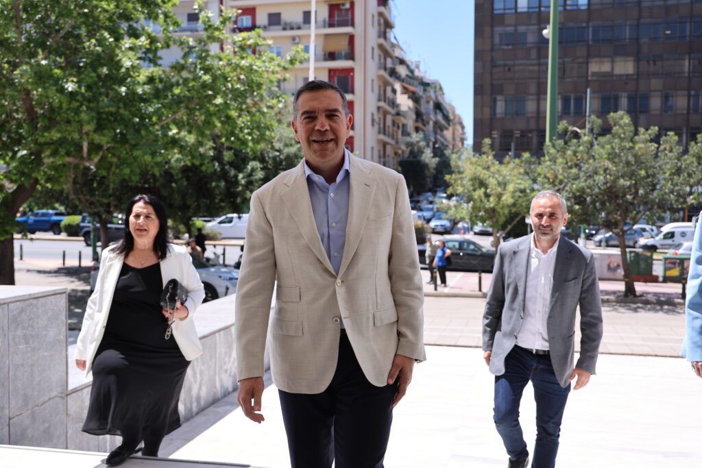 Αλέξης Τσίπρας: ΕΛΑΣ και… επισήμως – Κατέθεσε την ιδρυτική διακήρυξη του κόμματος [βίντεο]