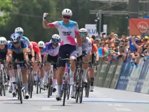 Θριαμβευτής του ΔΕΗ Tour of Hellas 2026 ο Τσέχος Βάτσλαβ Γέζεκ – Ο Δανός Μαντς Άντερσεν νικητής στο τελευταίο ετάπ από τον Πειραιά στο Σύνταγμα