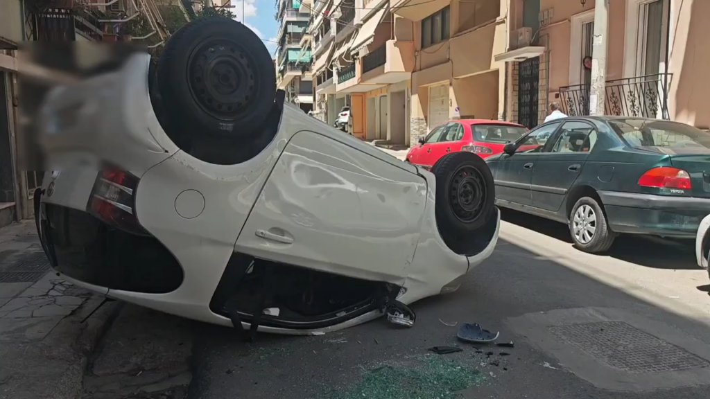 Πειραιάς: Τροχαίο με ανατροπή αυτοκινήτου στην Καλλίπολη – Δείτε βίντεο