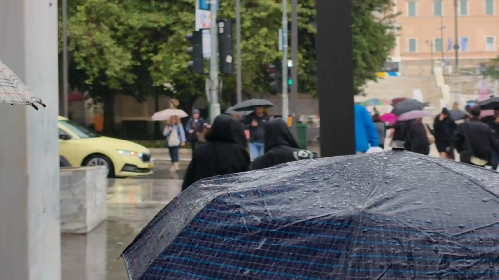Ισχυρή βροχόπτωση τώρα στην Αθήνα – Φθινοπωρινό το σκηνικό του καιρού