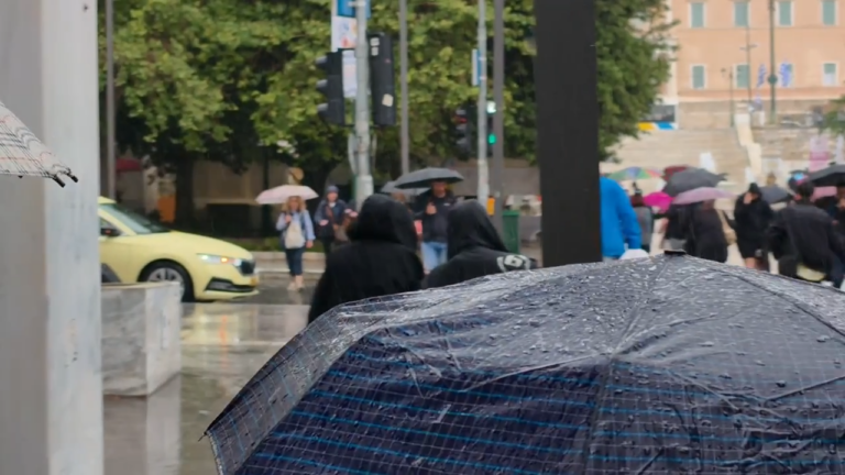 Ισχυρή βροχόπτωση τώρα στην Αθήνα – Φθινοπωρινό το σκηνικό του καιρού