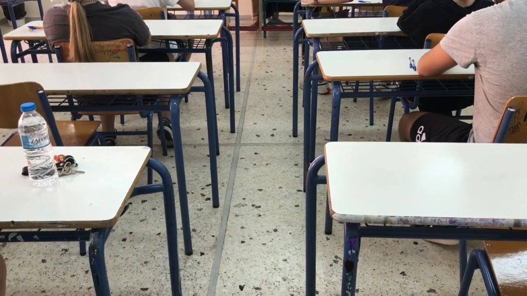 «Είναι ΟΚ να μη σπουδάσεις»: Πόσο δίκαιο σύστημα είναι οι Πανελλαδικές, γιατί η Ελλάδα «διψά» για γι