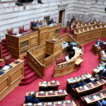 Αντιπολίτευση: Oλοι εναντίον Τσίπρα και ΠΑΣΟΚ κατά δημοσκοπήσεων