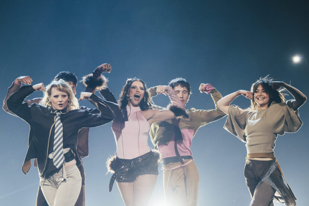 Eurovision 2026: Η Dara τραγούδησε το «Bangaranga» και έγινε το είδωλο του τελικού