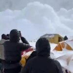 Έβερεστ: Μεγάλη χιονοστιβάδα χτυπά κάμπινγκ με ορειβάτες – Δείτε το βίντεο