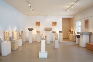 Από τα Ίχνη του Νίκου Ποδιά στην Ανάδυση της Αφροδίτης Λίτη – Διπλή έκθεση από την Citronne Gallery στον Πόρο
