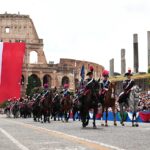 Εντυπωσιακές εικόνες από τη Ρώμη: Γιγαντιαία σημαία 2.000 τ.μ. σκέπασε το Κολοσσαίο για τα 80 χρόνια της Ιταλικής Δημοκρατίας