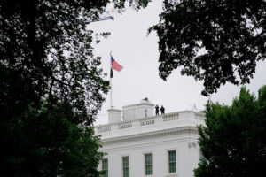 Λευκός Οίκος: Το FBI απέτρεψε οργανωμένο σχέδιο με drones και ελεύθερους σκοπευτές – Στόχος η εκδήλωση για τα γενέθλια του Τραμπ