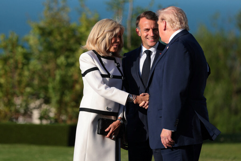 G7: Η άβολη χειραψία Τραμπ με τη Μπριζίτ Μακρόν που έγινε viral – Δεν «ξεκολλούσε»