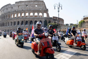 Ρώμη: Επετειακή παρέλαση με χιλιάδες Vespa για τα 80 χρόνια του θρυλικού σκούτερ – Εντυπωσιακά πλάνα από το Κολοσσαίο