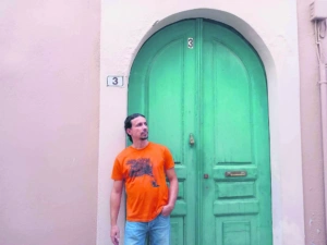 Μιχάλης Αλμπάτης στον ΕΤ: «Η ταυτότητα του ατόμου είναι μια κατασκευή»