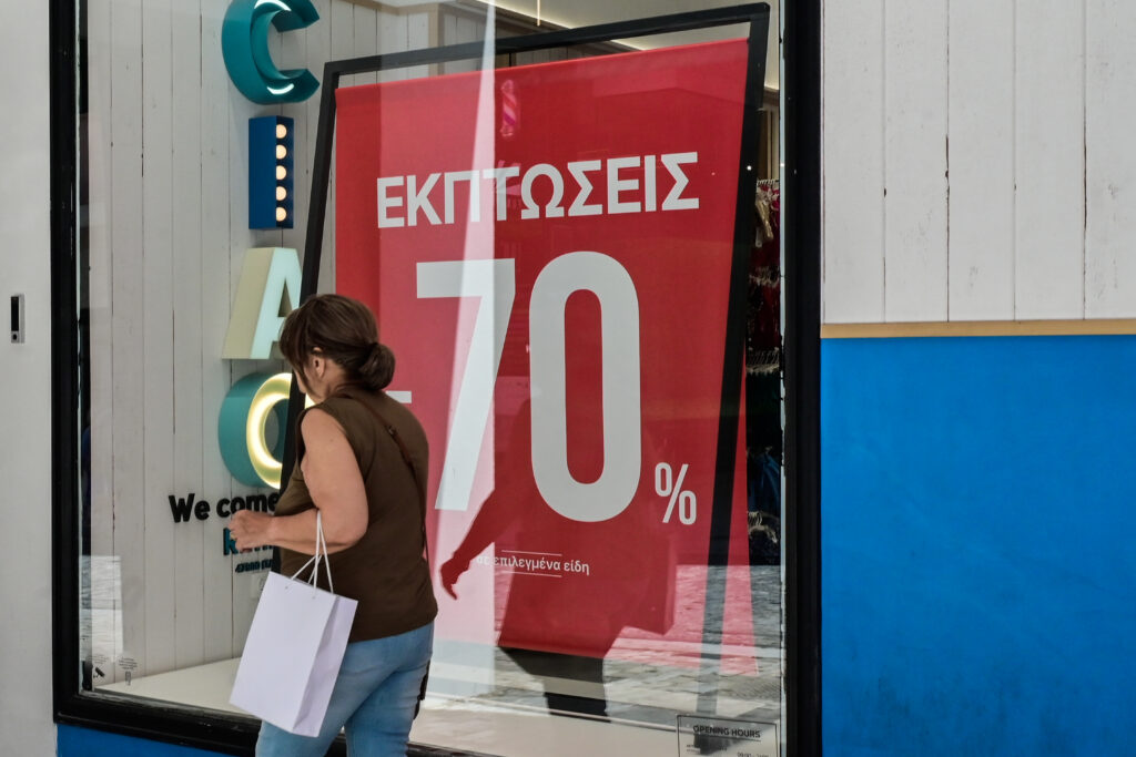Θερινές εκπτώσεις 2026: Πότε ξεκινούν – Ποια Κυριακή θα είναι ανοιχτά τα καταστήματα