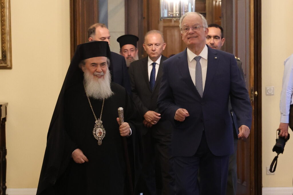 Συνάντηση Τασούλα με Πατριάρχη Θεόφιλο Γ΄: «Το Πατριαρχείο Ιεροσολύμων είναι θεματοφύλακας της χριστ