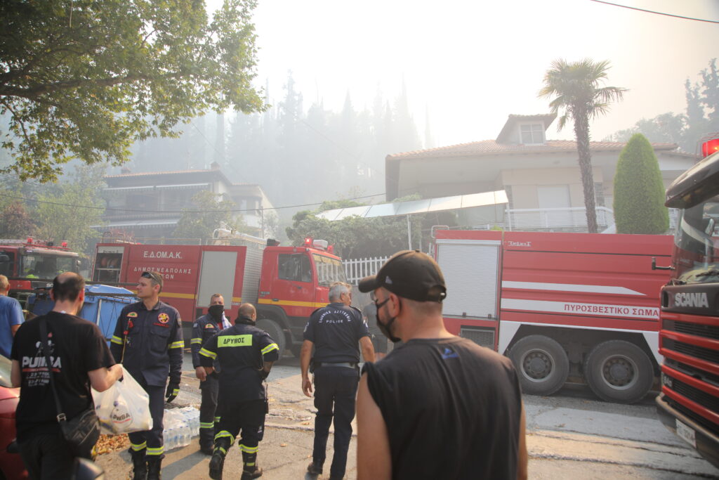 Θεσσαλονίκη: Εντοπίστηκε σορός στη φωτιά στο Δερβένι – Νέο μήνυμα του 112 για εκκένωση