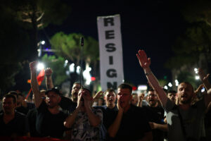 Επεισόδια και βίαιες συλλήψεις στην Αλβανία – Διαδηλωτές πέταξαν αυγά σε αυτοκίνητα βουλευτών [βίντεο]