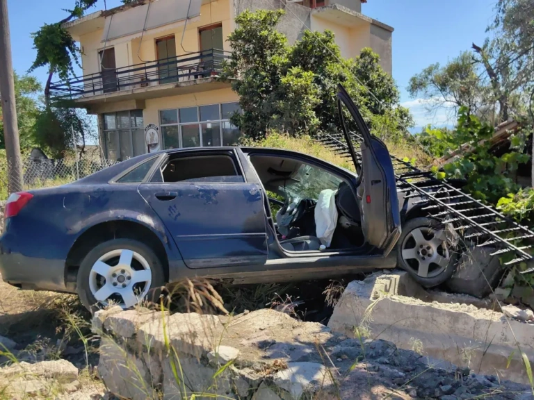 Αργολίδα: Πέντε τραυματίες σε σφοδρό τροχαίο στη Νέα Τίρυνθα – Αυτοκίνητο «καρφώθηκε» σε μάντρα
