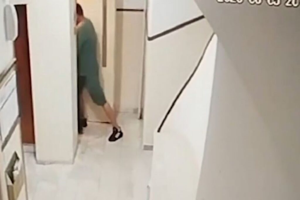 Θεσσαλονίκη: Καρέ-καρέ η επίθεση 26χρονου ληστή σε ηλικιωμένη μέσα σε ασανσέρ [Βίντεο]