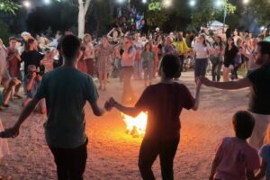 Αναβίωση του εθίμου του Κλήδονα με γλέντι στους Αμπελόκηπους: Άλματα πάνω από φλόγες, μαγιάτικα στεφάνια και χορός [Βίντεο]