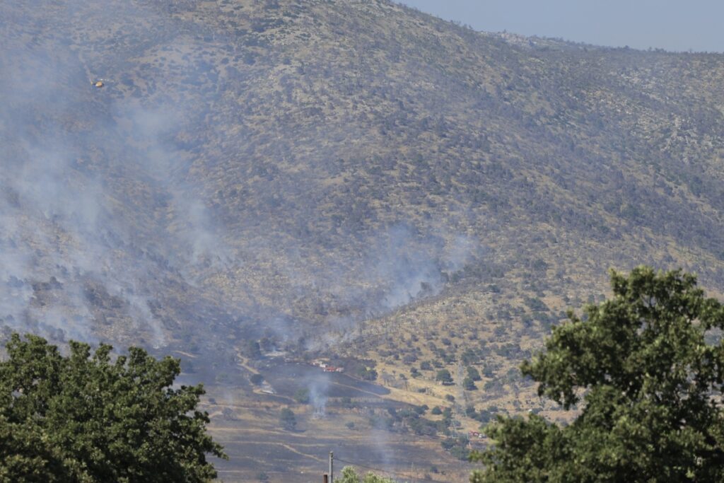 Σε ύφεση η φωτιά στον Ασπρόπυργο: Παραμένουν στο σημείο ισχυρές δυνάμεις της Πυροσβεστικής [Βίντεο]