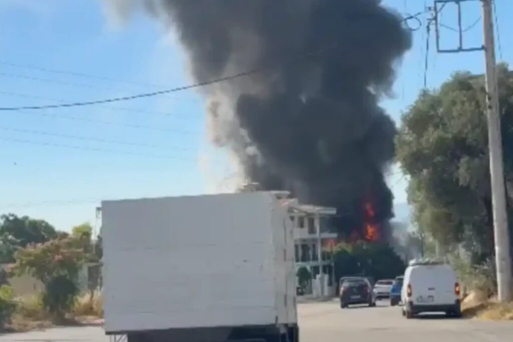 Φωτιά σε κατάστημα με ανταλλακτικά αυτοκινήτων στο Μενίδι – Πυκνοί καπνοί και κυκλοφοριακές ρυ
