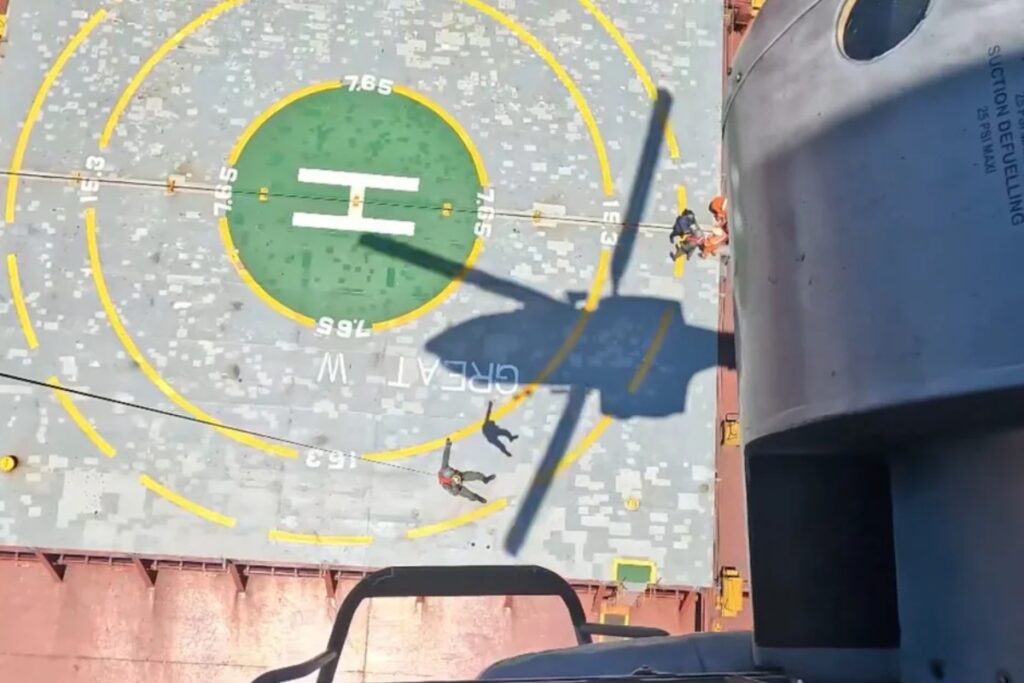 Γαύδος: Αεροδιακομιδή ασθενούς από Super Puma – Η εντυπωσιακή επιχείρηση της Πολεμικής Αεροπορίας [Β
