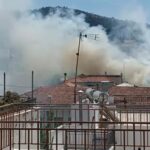 Βόλος: Φωτιά σε ταράτσα σπιτιού δίπλα σε δημοτικό σχολείο [Εικόνες,Βίντεο]